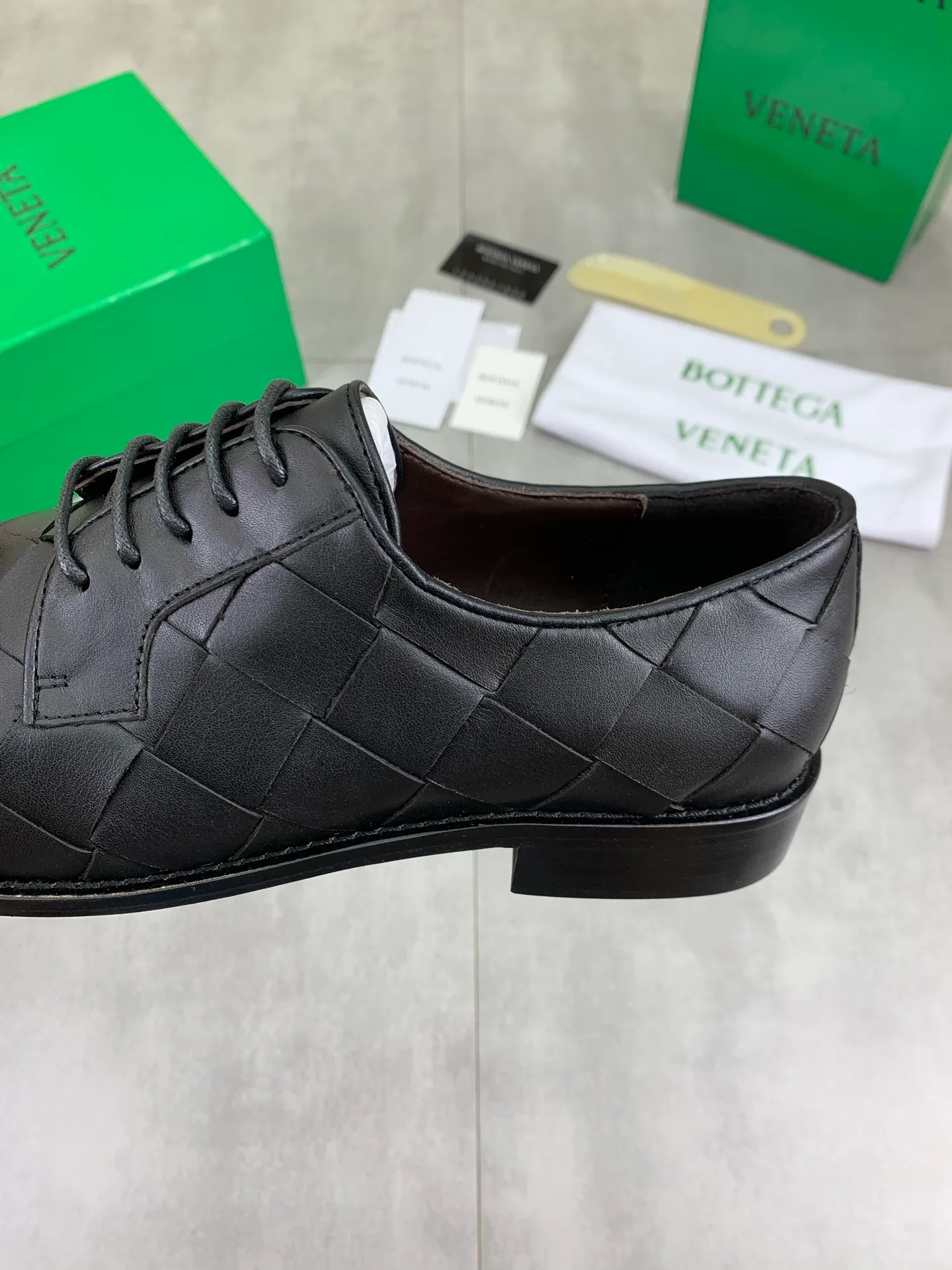 Factory price P860💰Top quality (genuine leather outsole series)💎💎💎 BOTTEGA VENETA official website synchronizes the latest model, top version of the highest version of BV business leather shoes in the market, accept material comparison, shoe type comparison, process comparison, practical and textured, versatile and suitable for any occasion, the more you look at it, the more flavorful it becomes. Pure hand-woven craftsmanship - upper material, imported original hand-woven calfskin - high-quality water-dyed cowhide inside - original private model customized handmade leather outsole -Size: female 35-39 (34 40 customized) male 39-44 (38 45 customized) Comes with original BV green box, complete packaging.